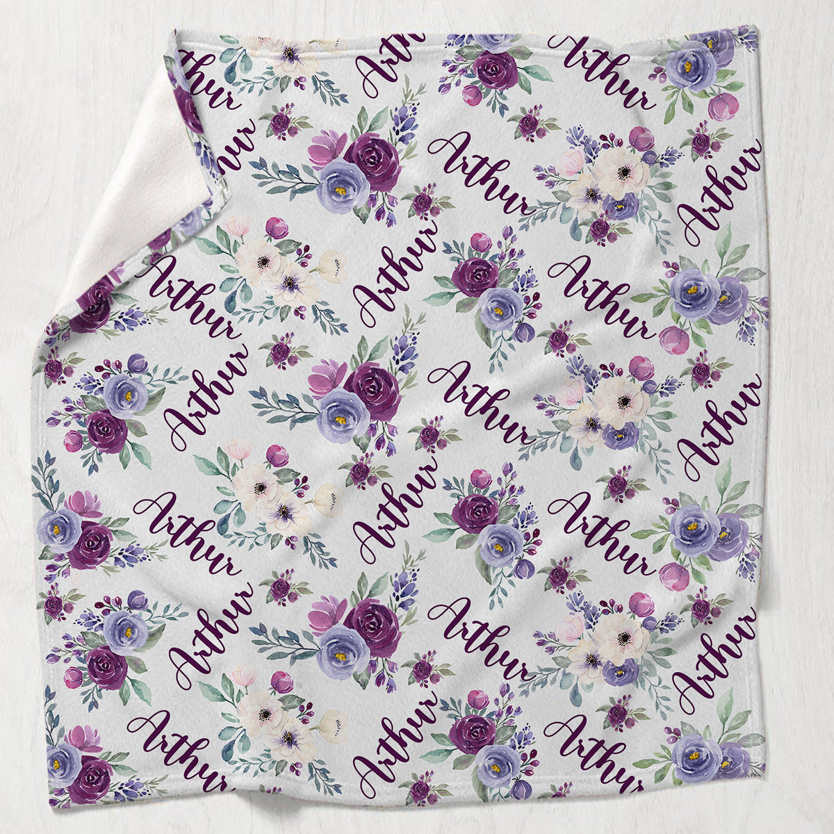 Couverture enfant personnalisée avec nom et fleurs violettes