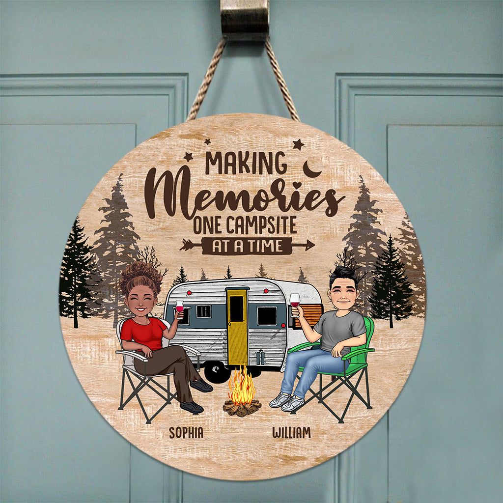 Panneau rond en bois personnalisé « Happy Camper » - Cadeau de camping pour mari, femme, petit ami