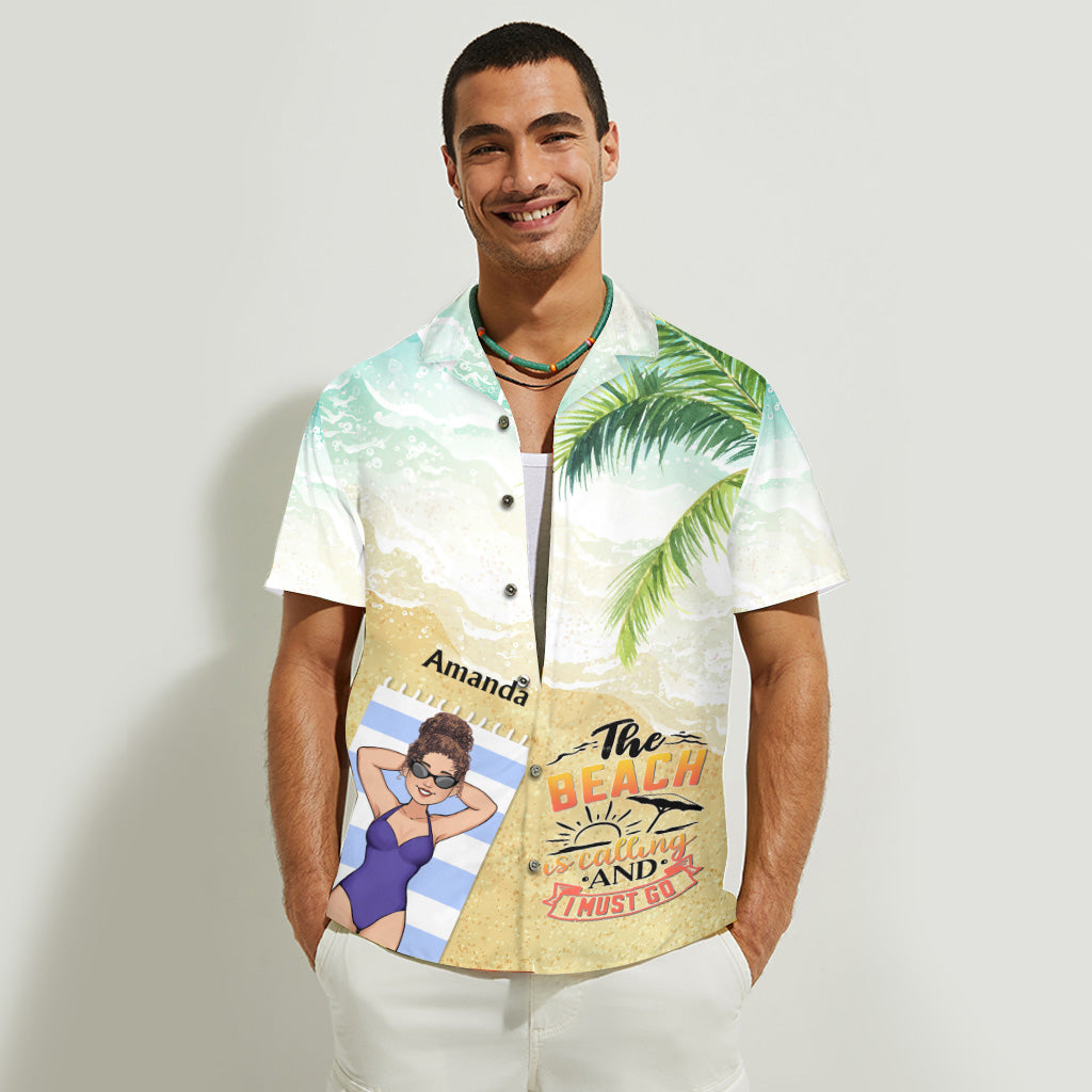 La plage m'appelle et je dois y aller - Cadeau pour amoureux de la mer (ami, sœur, petite amie, épouse, maman, frère, papa, mari, petit ami) - Chemise hawaïenne personnalisée