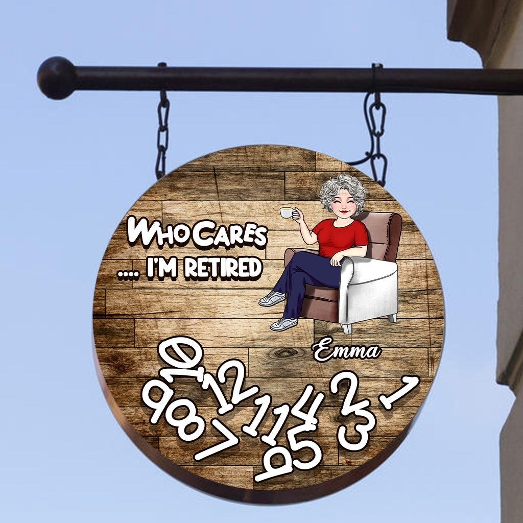 « Qui s'en soucie, je suis à la retraite ? » - Panneau rond en métal personnalisé pour les retraités