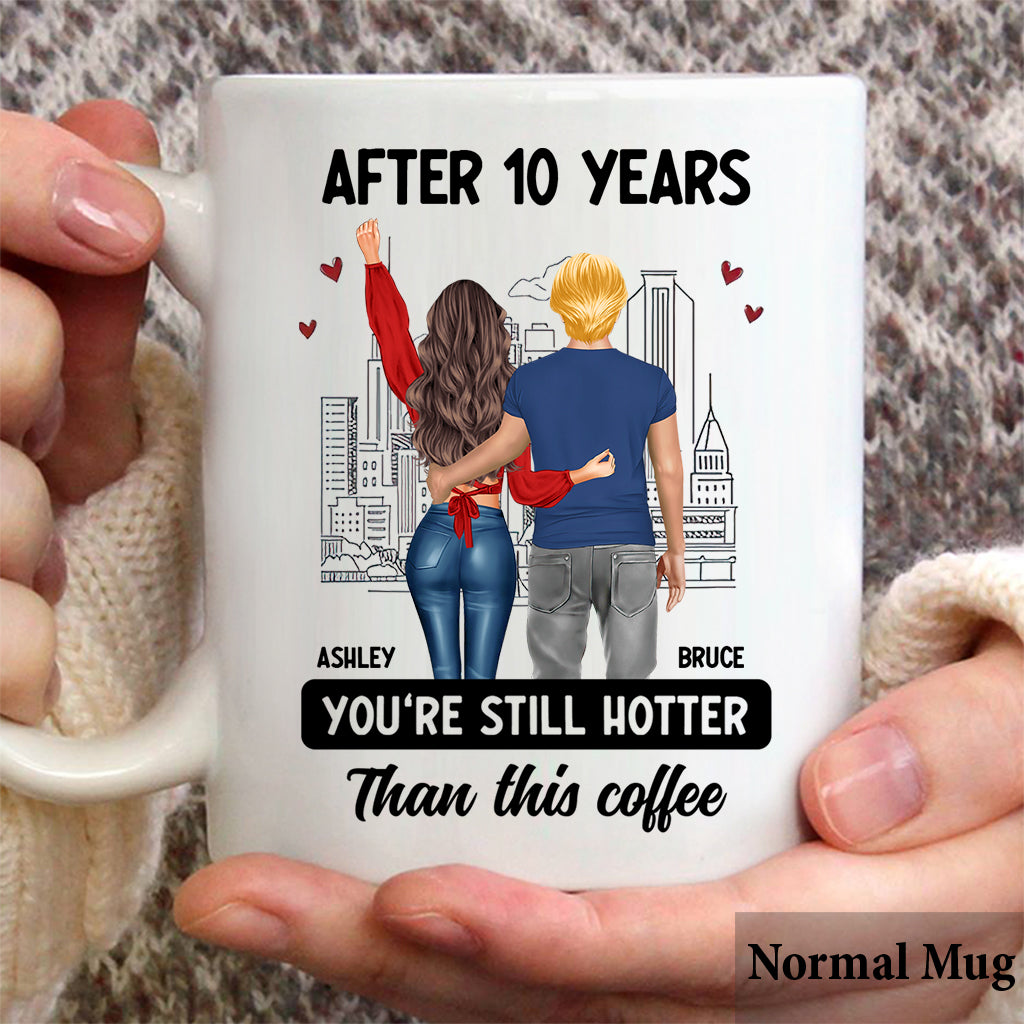 Après des années, vous êtes toujours plus séduisants que ce café - Mug personnalisé pour couple