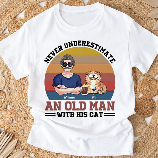 Ne sous-estimez jamais un vieil homme et ses chats - T-shirt et sweat à capuche personnalisés pour chats
