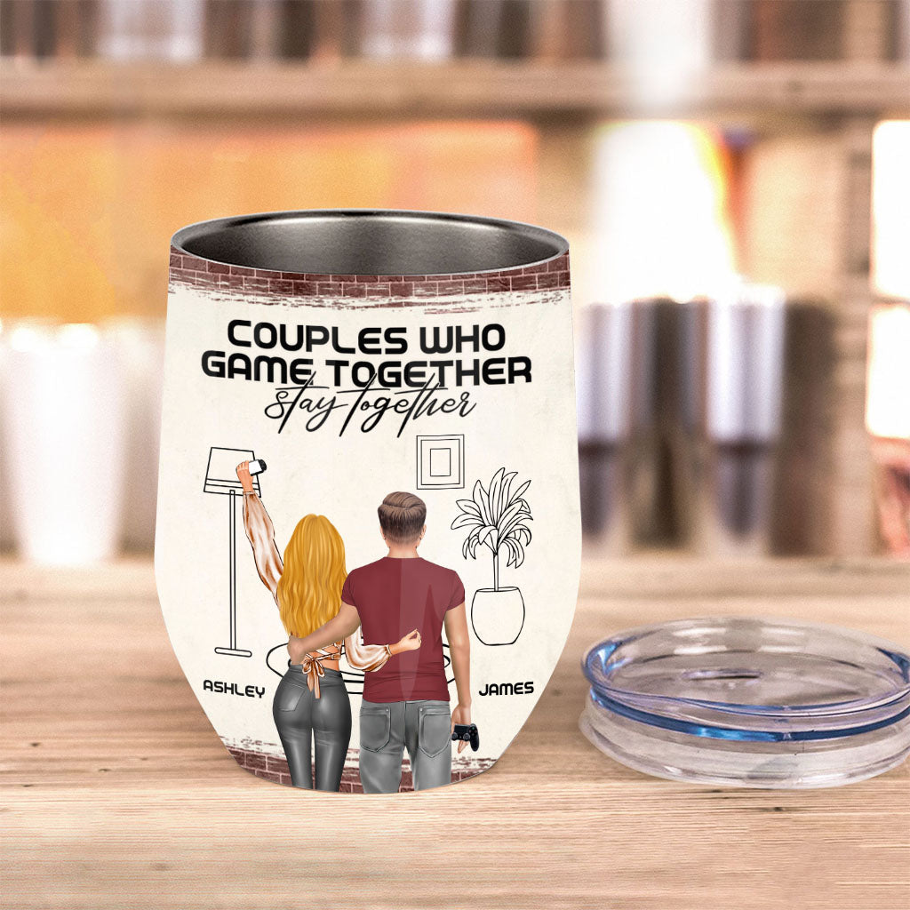 Les couples qui jouent ensemble restent ensemble - Gobelet à vin personnalisé sur le thème des jeux vidéo