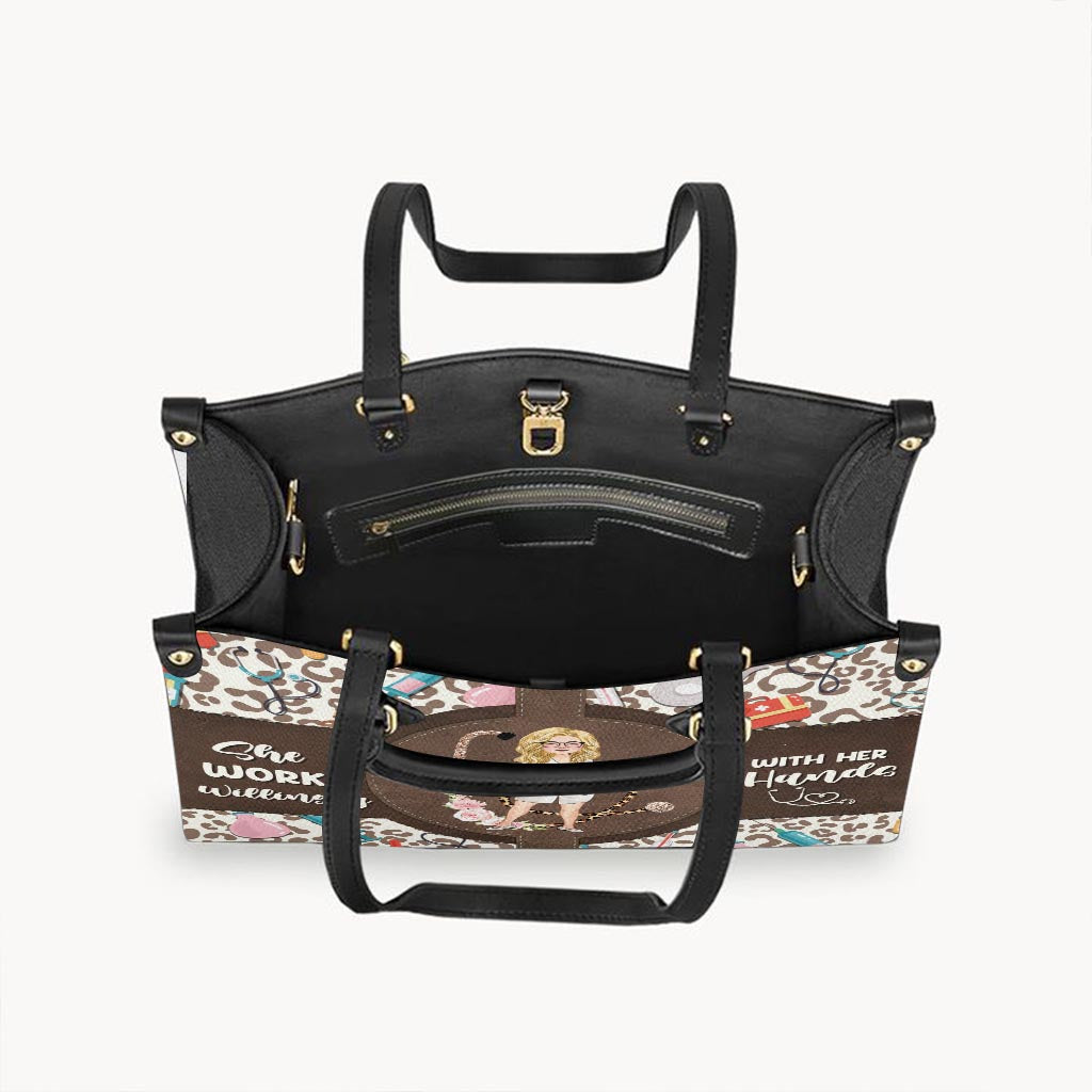 Elle travaille volontiers de ses mains - Sac à main en cuir personnalisé pour infirmière