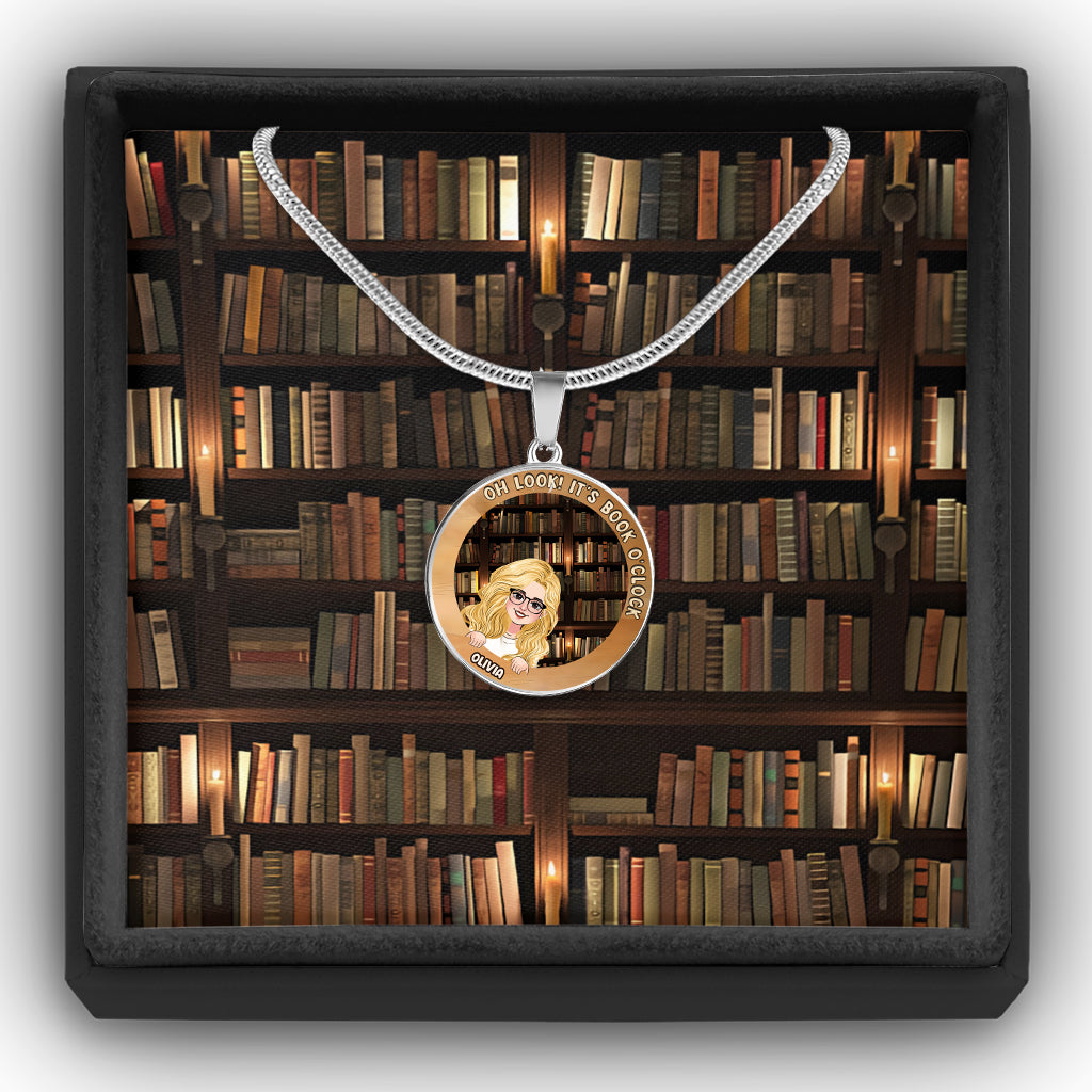 C'est l'heure du livre ! - Collier pendentif rond personnalisé en forme de livre