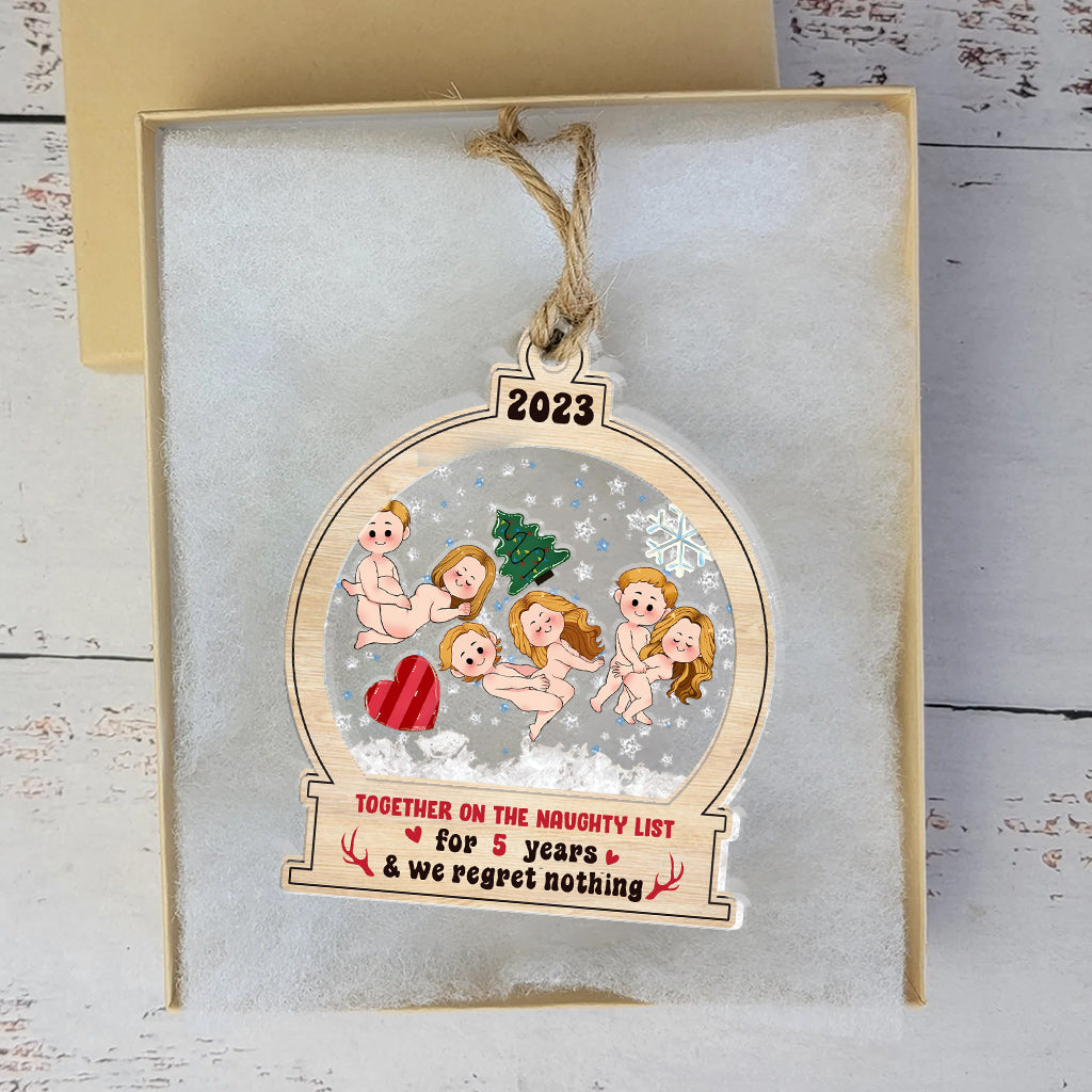 Sur la liste des vilains depuis des années - Cadeau pour petite amie, mari, femme, petit ami - Ornement à secouer personnalisé à 3 couches