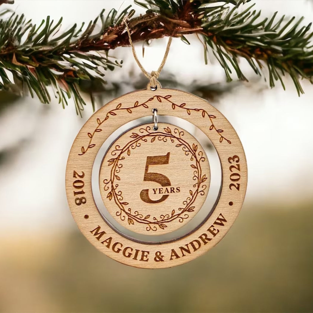 Joyeux anniversaire ! Cadeau pour votre petite amie ou votre petit ami : ornement en bois personnalisé en 2 pièces.