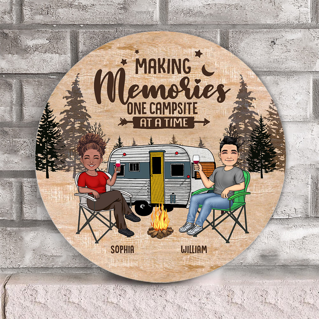 Panneau rond en bois personnalisé « Happy Camper » - Cadeau de camping pour mari, femme, petit ami