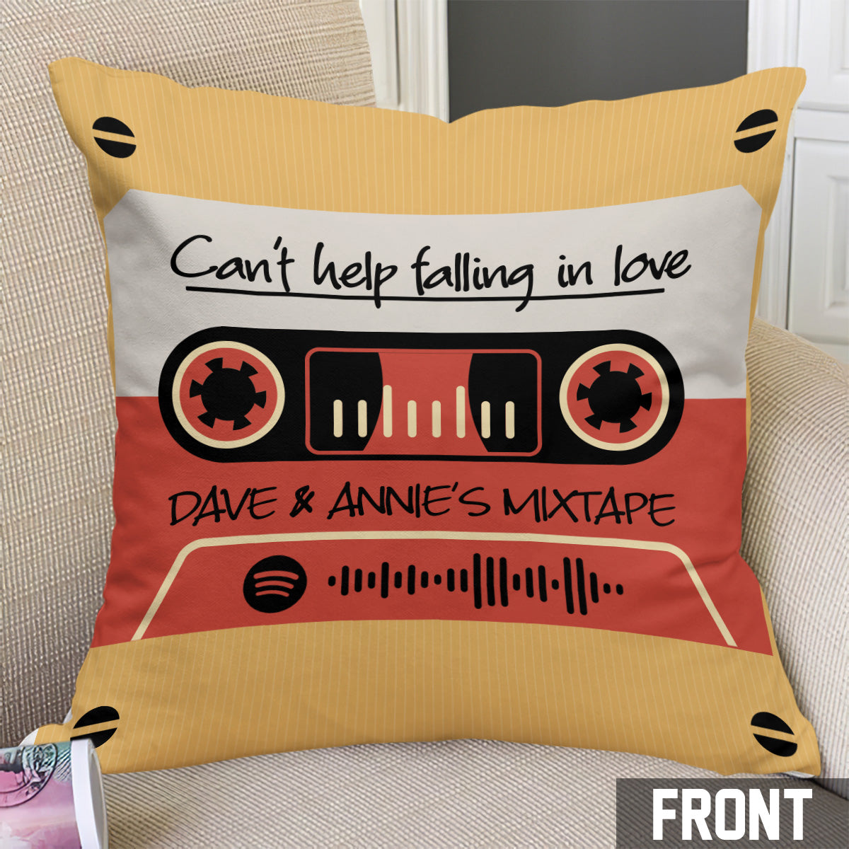 Coussin décoratif personnalisé pour couple avec un code QR à scanner et de nombreuses couleurs de fond, orné d'une mixtape personnalisée pour chaque couple.