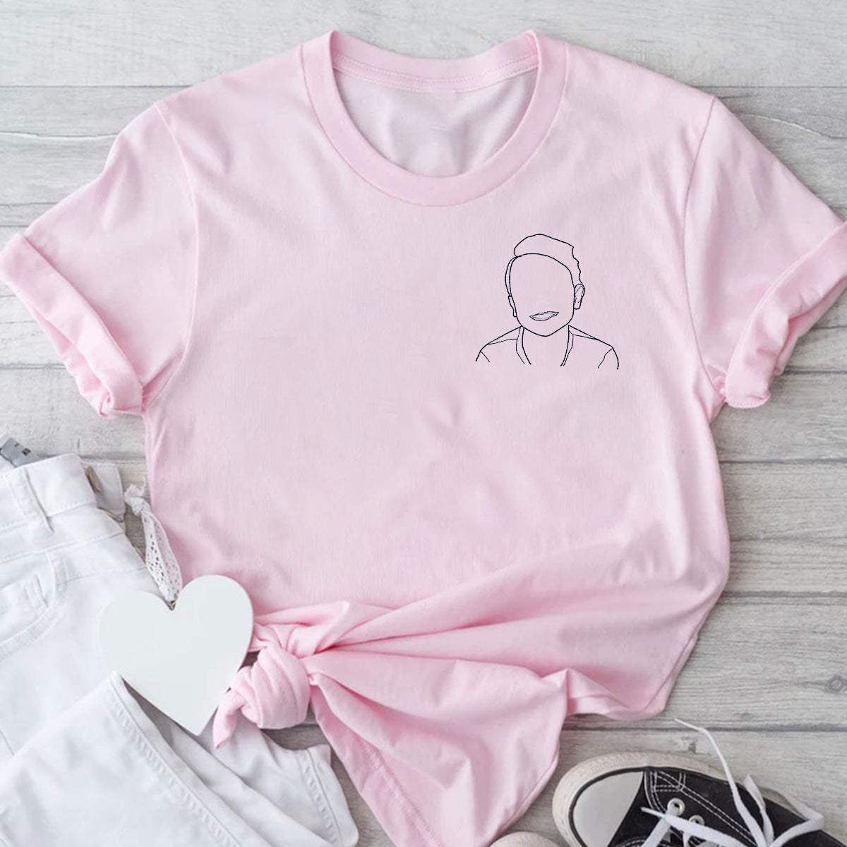 T-shirt brodé personnalisé pour enfant avec motif au trait