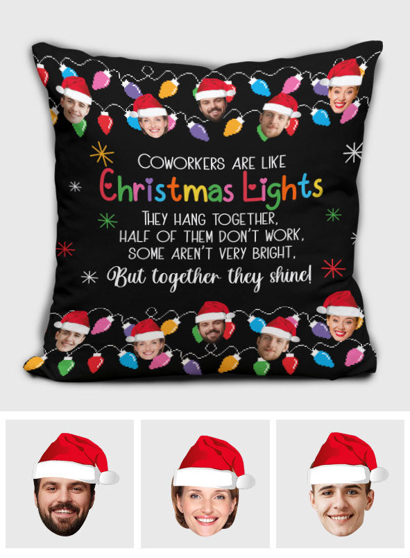 Les collègues, c'est comme les guirlandes de Noël : ensemble, ils brillent - Coussin décoratif personnalisé pour collègues