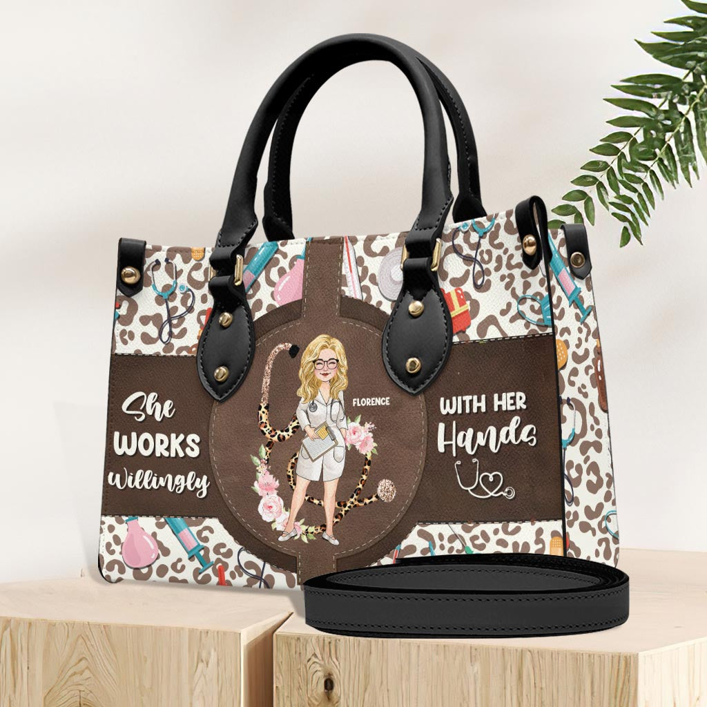 Elle travaille volontiers de ses mains - Sac à main en cuir personnalisé pour infirmière
