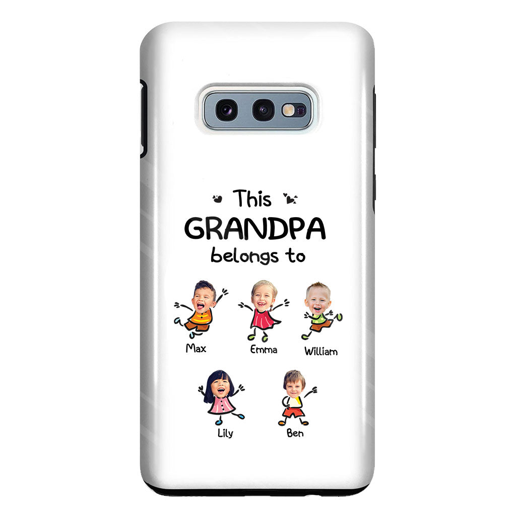 Cette coque de téléphone transparente personnalisée « Ce grand-père appartient à »