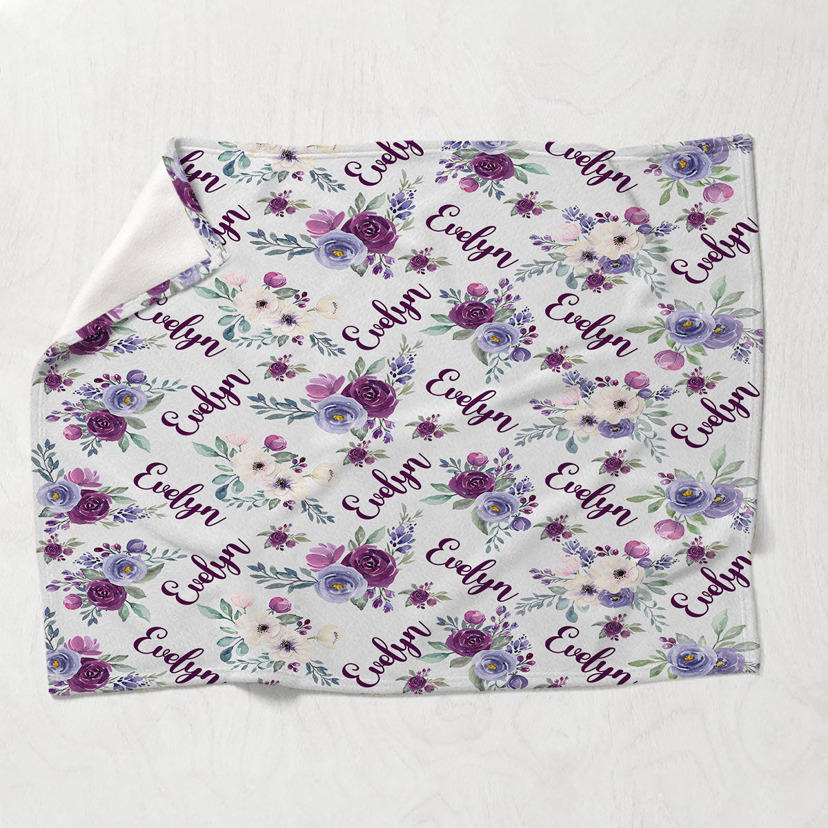 Couverture personnalisée pour fille avec nom et fleurs violettes