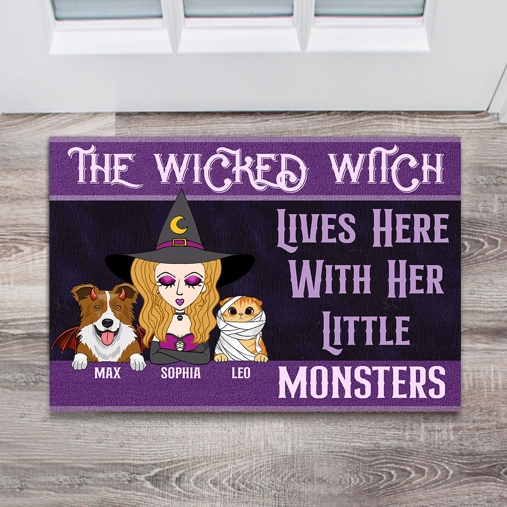 La méchante sorcière vit ici avec ses petits monstres - Tapis de porte personnalisé pour chien