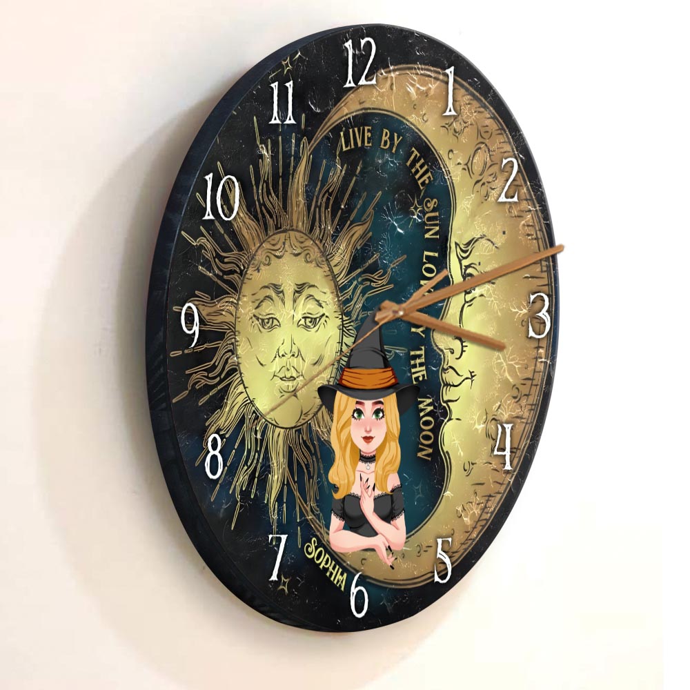 Vivre selon le soleil, aimer selon la lune - Horloge murale de sorcière personnalisée