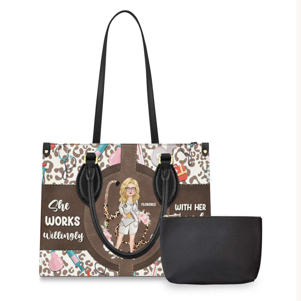 Elle travaille volontiers de ses mains - Sac à main en cuir personnalisé pour infirmière