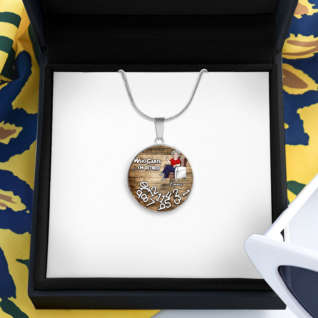 Qui s'en soucie, je suis à la retraite ? - Collier pendentif rond personnalisé pour retraités