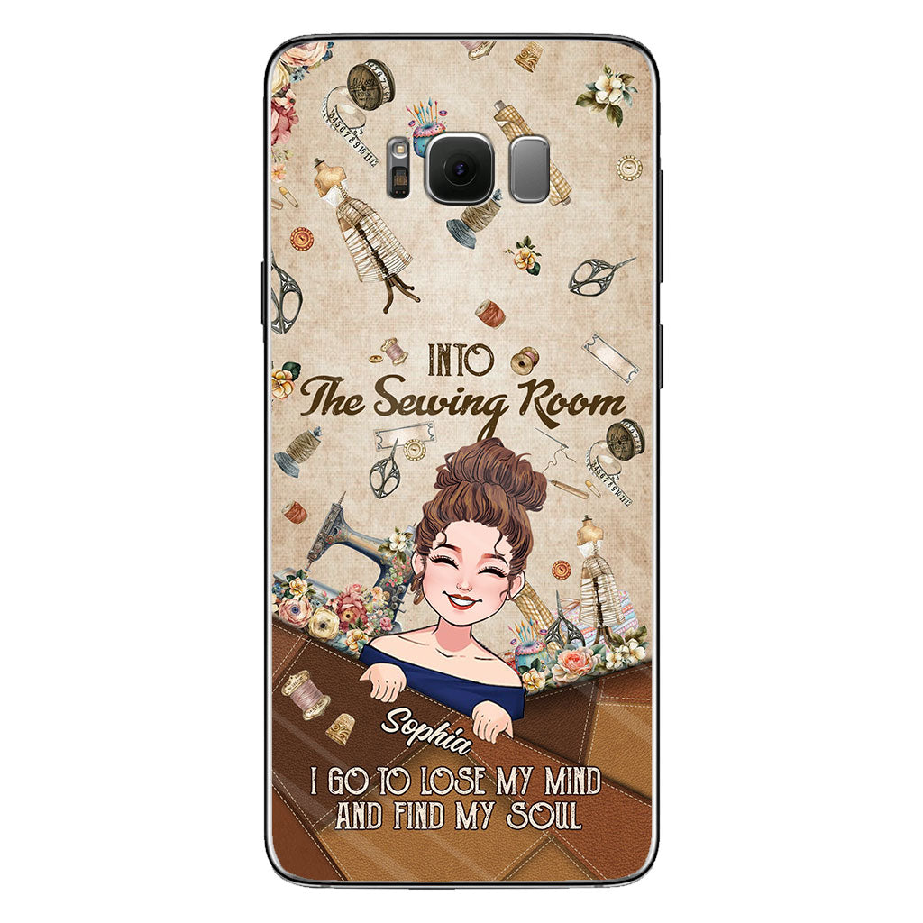 Et me voilà partie à l'atelier de couture ! - Étui de téléphone personnalisé sur le thème de la couture