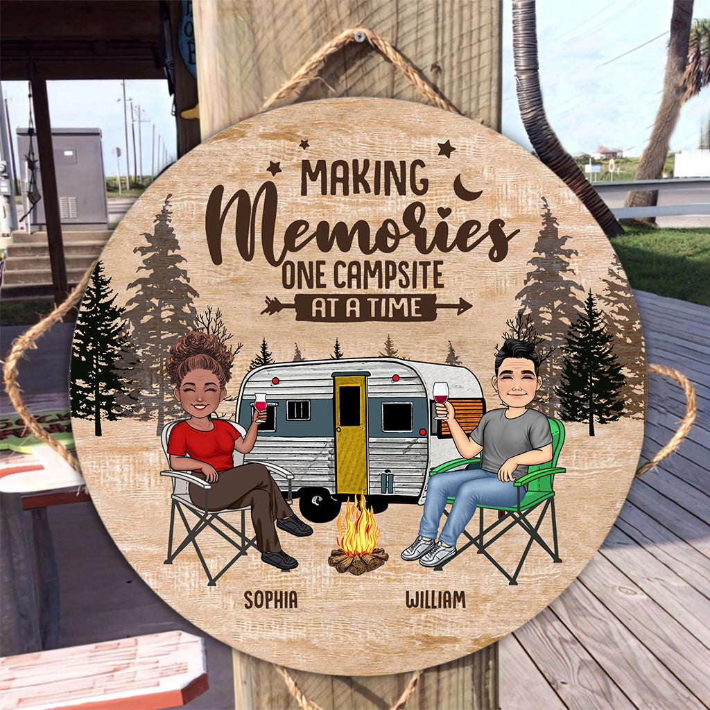 Panneau rond en bois personnalisé « Happy Camper » - Cadeau de camping pour mari, femme, petit ami