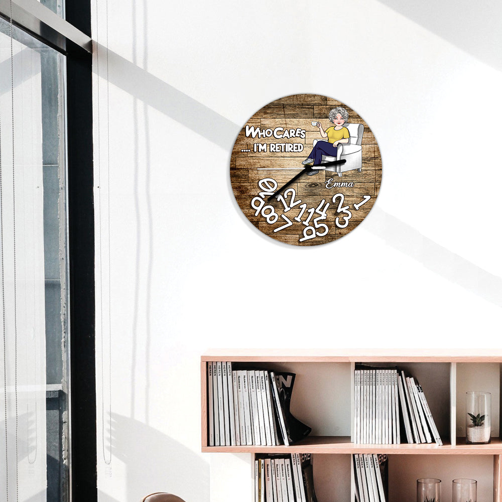 Qui s'en soucie, je suis à la retraite ? - Horloge murale personnalisée pour retraités