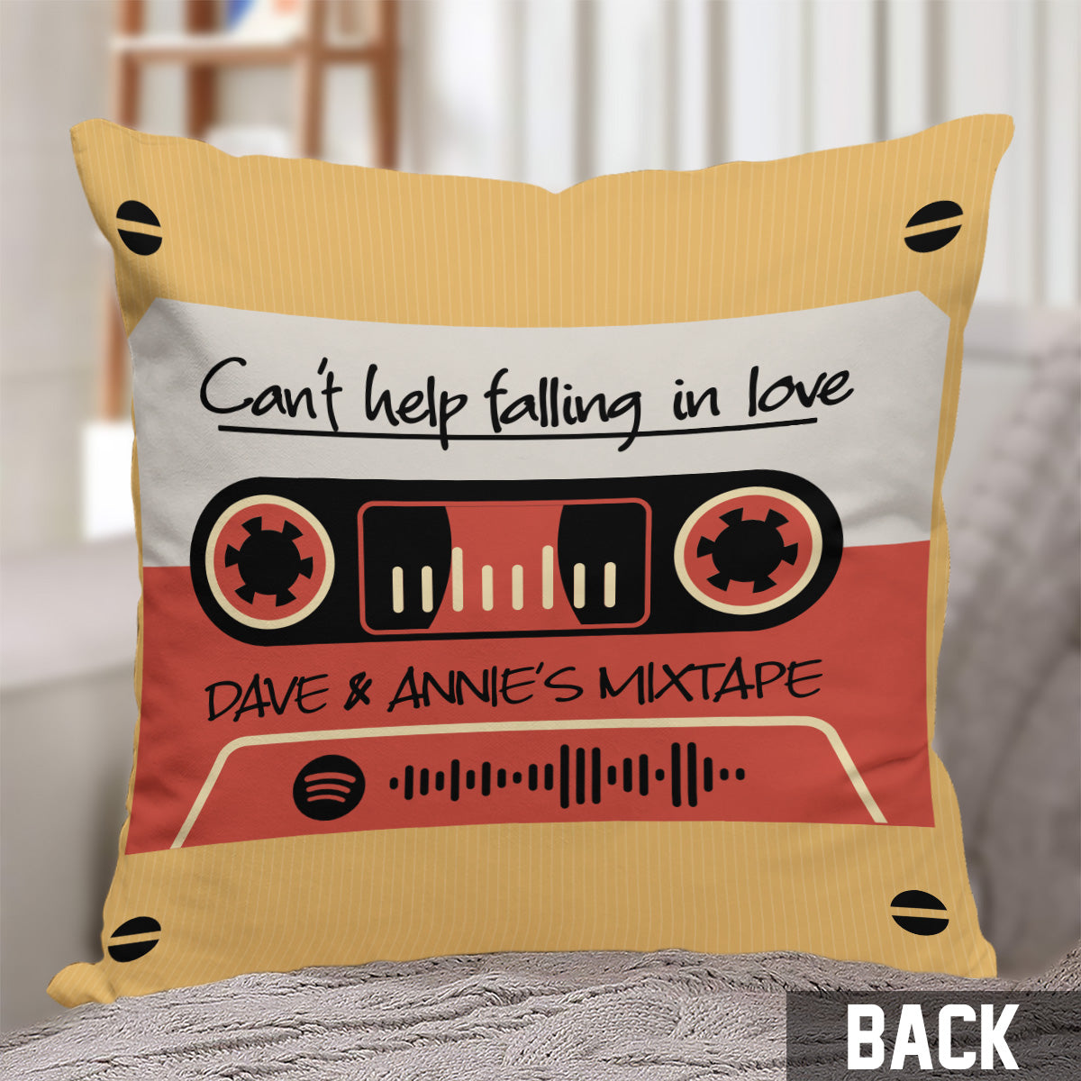 Coussin décoratif personnalisé pour couple avec un code QR à scanner et de nombreuses couleurs de fond, orné d'une mixtape personnalisée pour chaque couple.