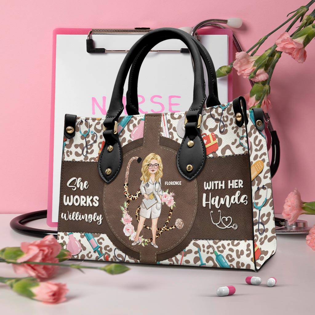 Elle travaille volontiers de ses mains - Sac à main en cuir personnalisé pour infirmière