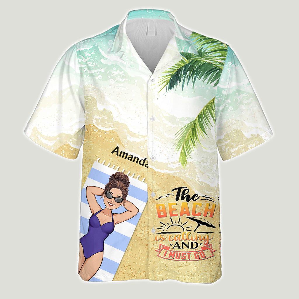 La plage m'appelle et je dois y aller - Cadeau pour amoureux de la mer (ami, sœur, petite amie, épouse, maman, frère, papa, mari, petit ami) - Chemise hawaïenne personnalisée