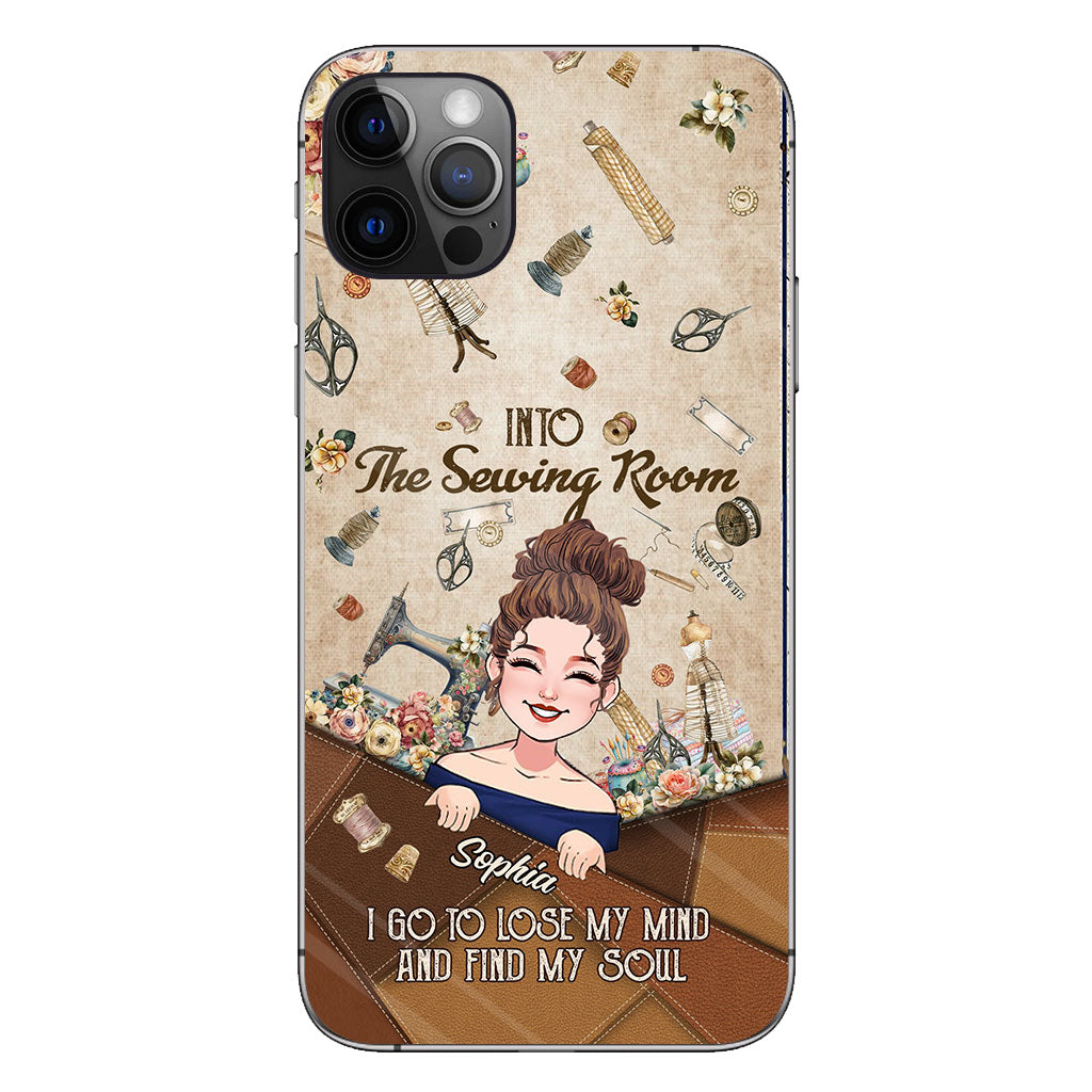 Et me voilà partie à l'atelier de couture ! - Étui de téléphone personnalisé sur le thème de la couture