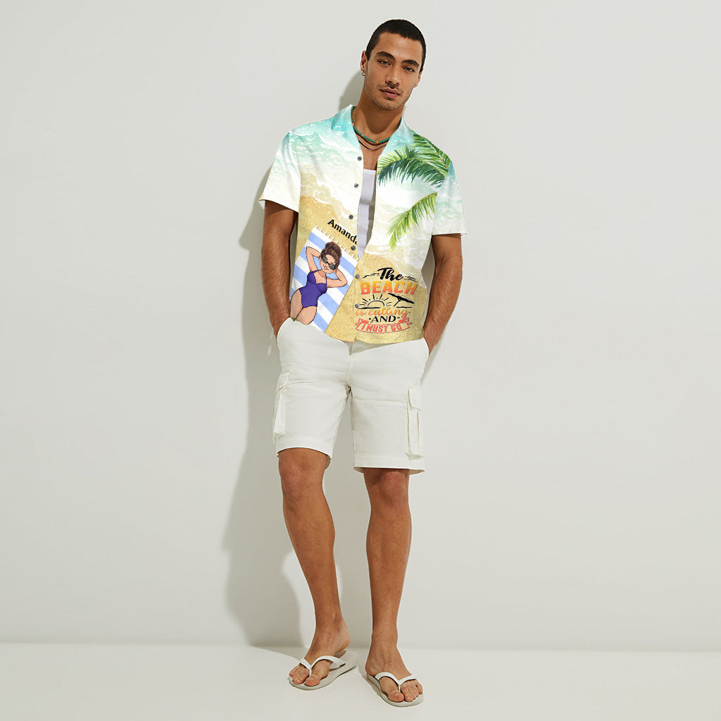 La plage m'appelle et je dois y aller - Cadeau pour amoureux de la mer (ami, sœur, petite amie, épouse, maman, frère, papa, mari, petit ami) - Chemise hawaïenne personnalisée