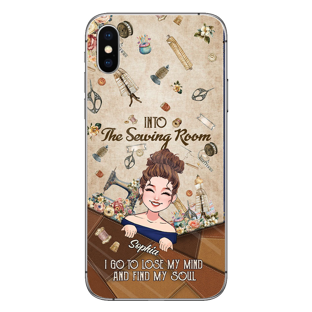 Et me voilà partie à l'atelier de couture ! - Étui de téléphone personnalisé sur le thème de la couture