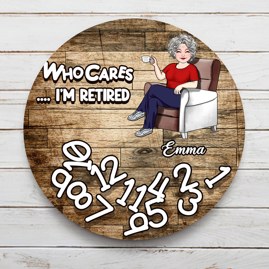 « Qui s'en soucie, je suis à la retraite ? » - Panneau rond en métal personnalisé pour les retraités