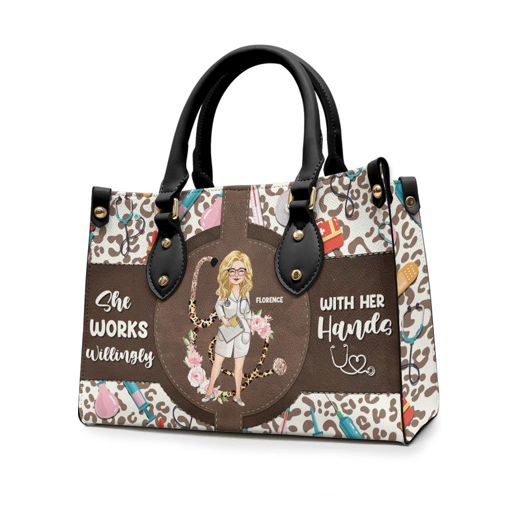 Elle travaille volontiers de ses mains - Sac à main en cuir personnalisé pour infirmière