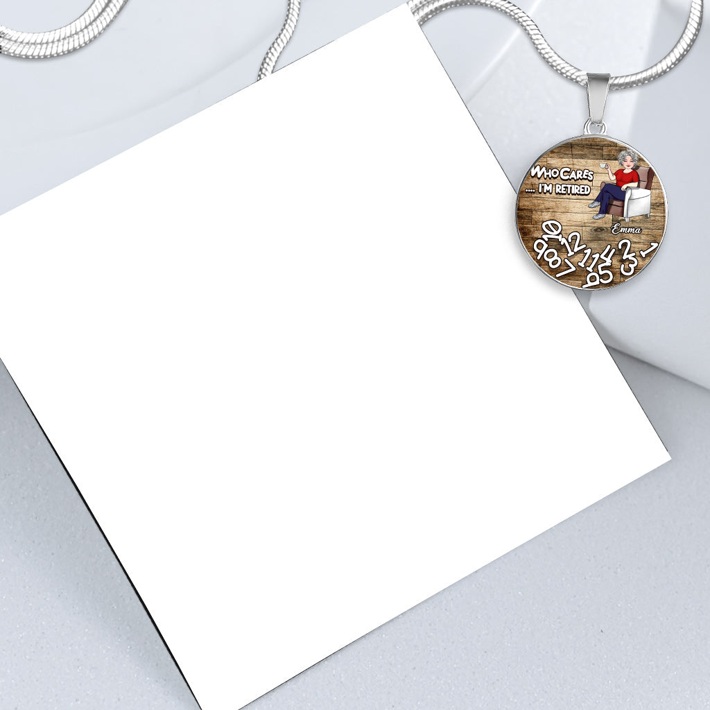 Qui s'en soucie, je suis à la retraite ? - Collier pendentif rond personnalisé pour retraités