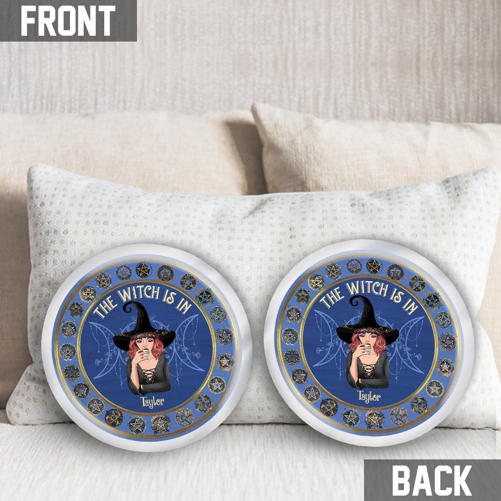 La sorcière est là - Coussin personnalisé en forme de sorcière