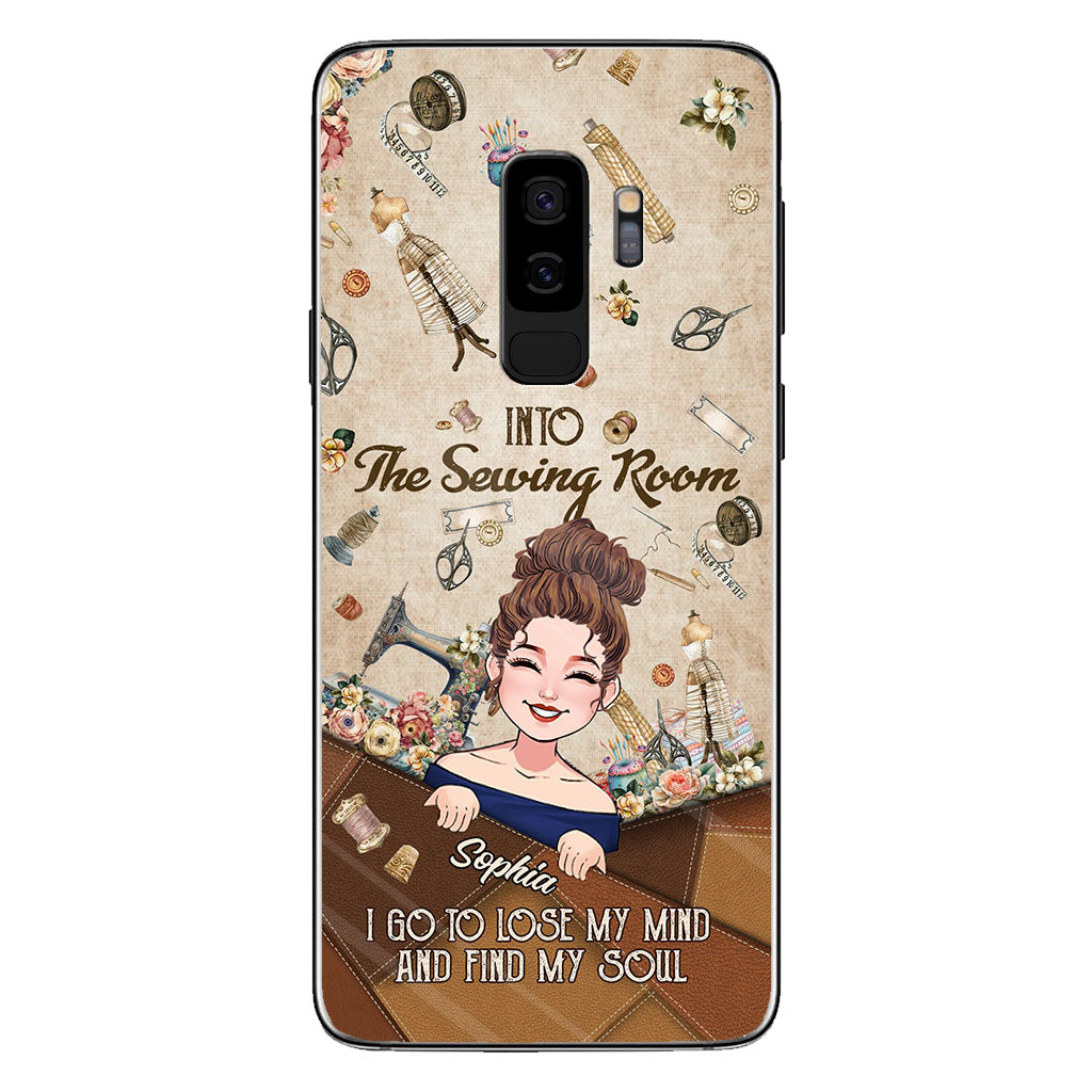 Et me voilà partie à l'atelier de couture ! - Étui de téléphone personnalisé sur le thème de la couture