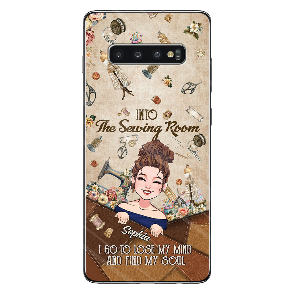 Et me voilà partie à l'atelier de couture ! - Étui de téléphone personnalisé sur le thème de la couture