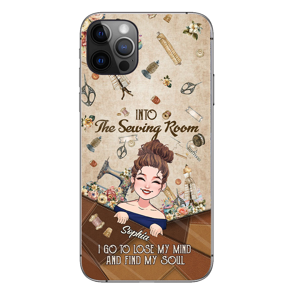 Et me voilà partie à l'atelier de couture ! - Étui de téléphone personnalisé sur le thème de la couture