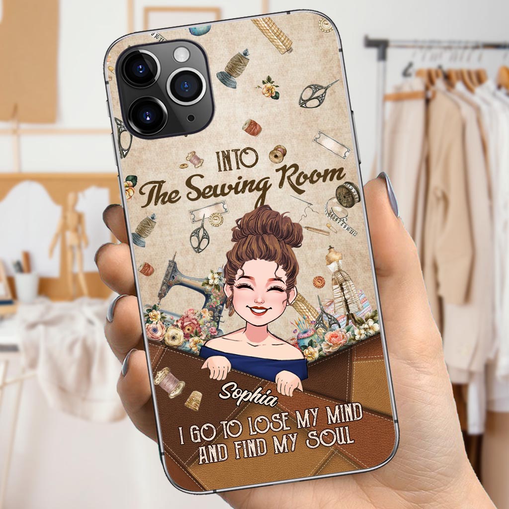 Et me voilà partie à l'atelier de couture ! - Étui de téléphone personnalisé sur le thème de la couture