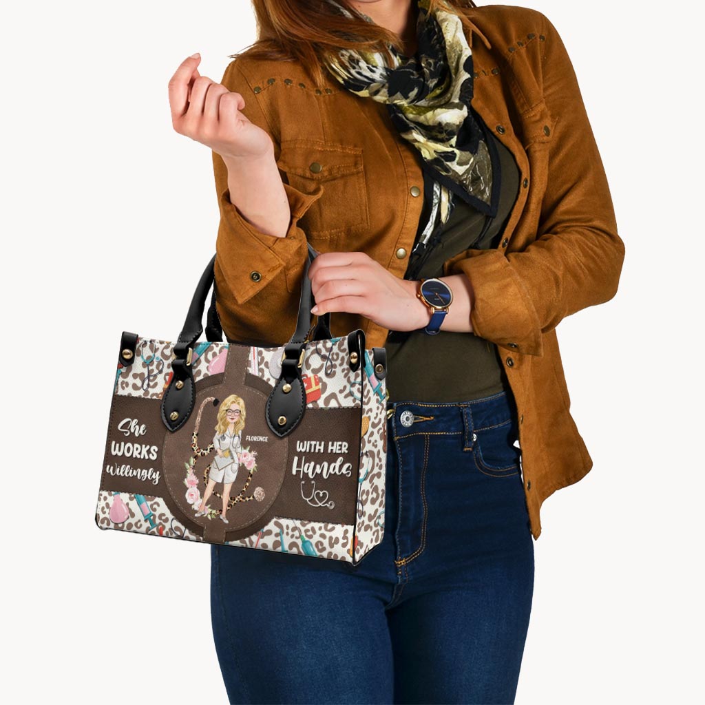 Elle travaille volontiers de ses mains - Sac à main en cuir personnalisé pour infirmière