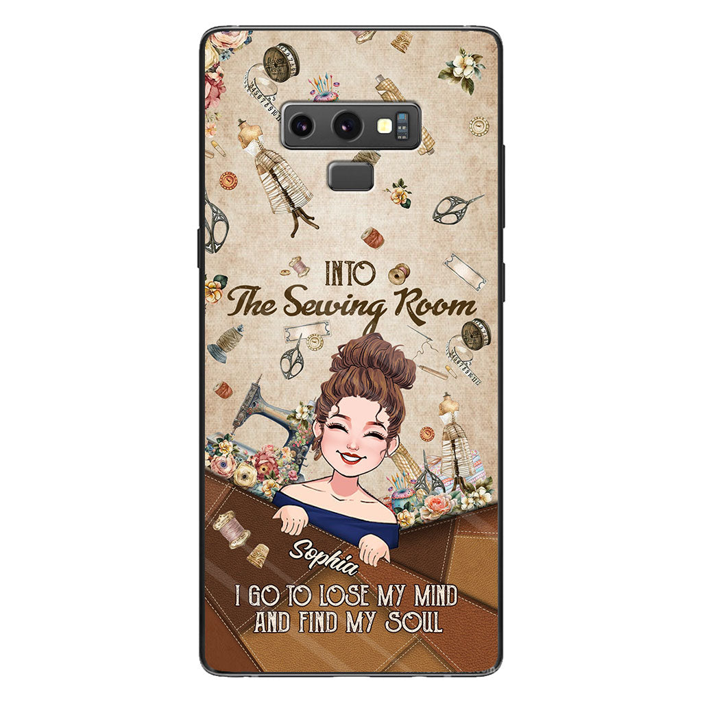 Et me voilà partie à l'atelier de couture ! - Étui de téléphone personnalisé sur le thème de la couture