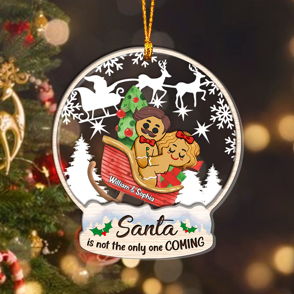 Le Père Noël n'est pas le seul à arriver - Ornement personnalisé pour couple à plusieurs niveaux
