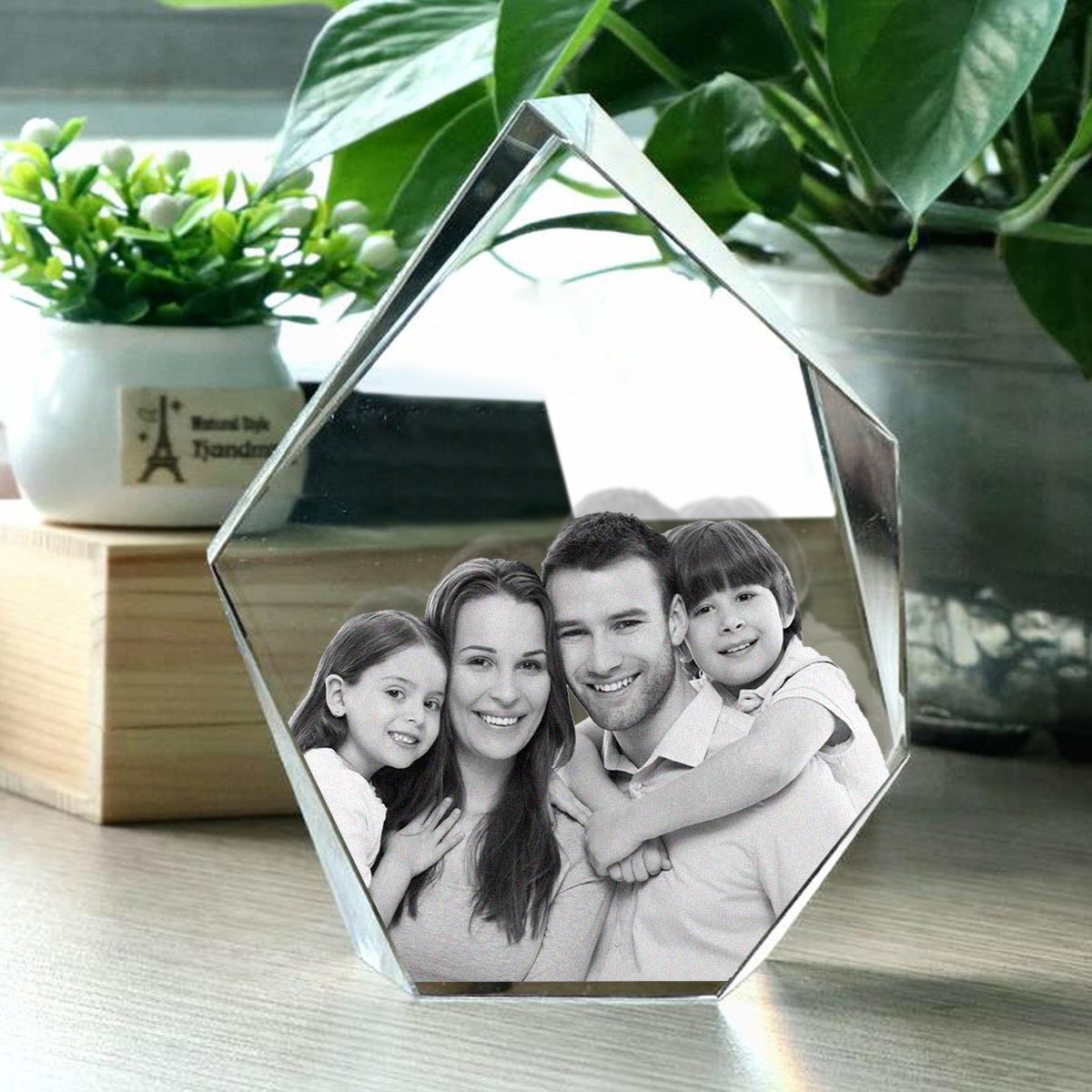 Lampe en cristal 3D en forme d'iceberg avec gravure laser personnalisée représentant une famille
