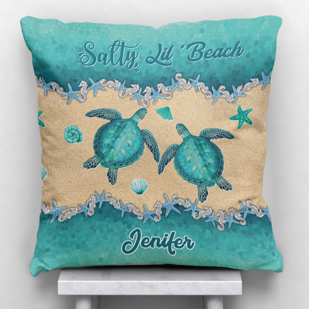 Petit coin de paradis - Coussin décoratif personnalisé en forme de tortue Salty Lil' Beach
