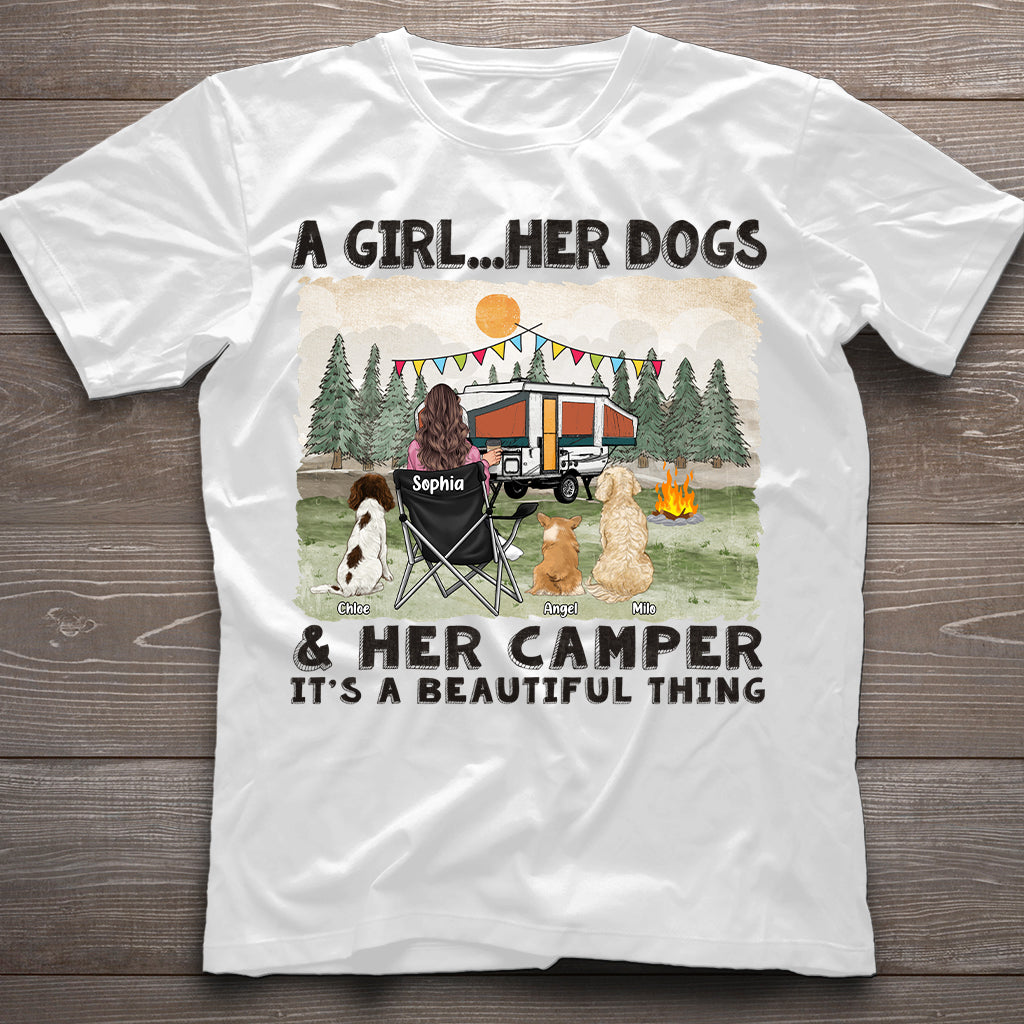 Une fille, ses chiens et sa caravane - T-shirt et sweat à capuche personnalisés sur le thème du camping