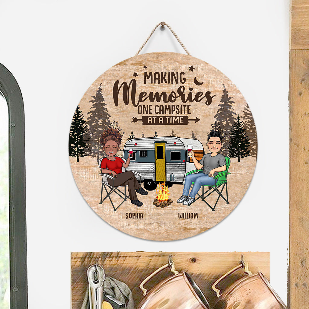 Panneau rond en bois personnalisé « Happy Camper » - Cadeau de camping pour mari, femme, petit ami