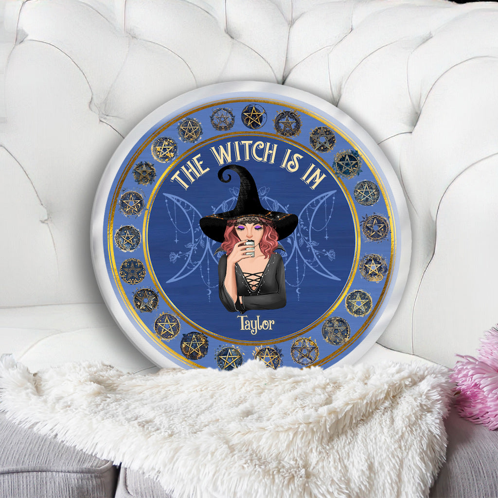 La sorcière est là - Coussin personnalisé en forme de sorcière