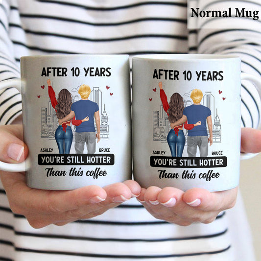 Après des années, vous êtes toujours plus séduisants que ce café - Mug personnalisé pour couple