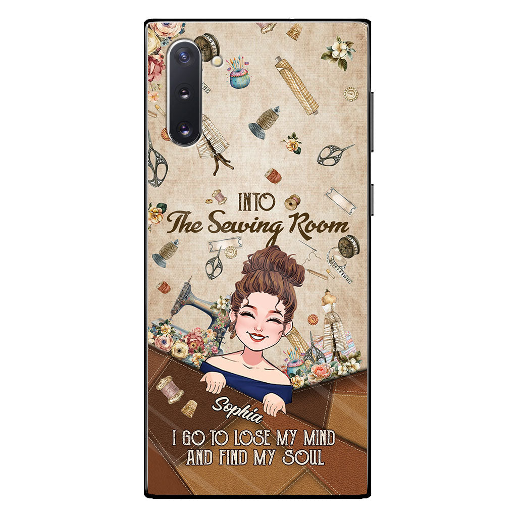 Et me voilà partie à l'atelier de couture ! - Étui de téléphone personnalisé sur le thème de la couture