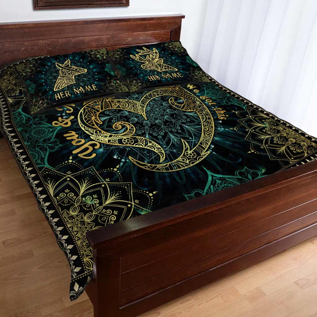 Toi et moi, on gère ça - Mandala couple de cerfs - Ensemble de courtepointe de chasse personnalisé